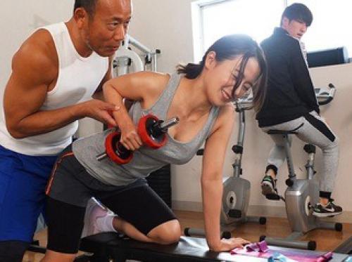 La jeune épouse et le séduisant entraîneur de gym